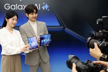 Samsung a lansat telefonul TriFold cu 3 pliuri