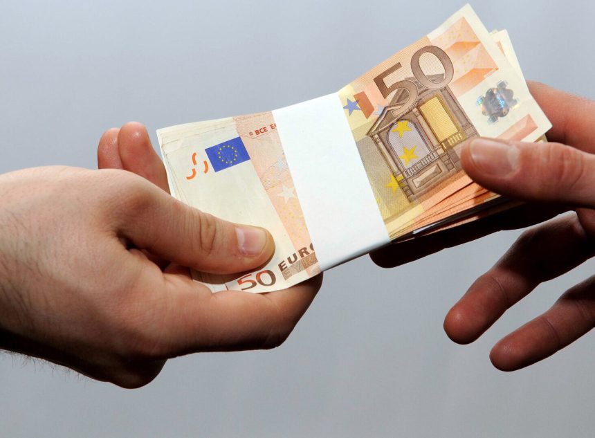 Sibian prins in flagrant oferind 1000 euro mita