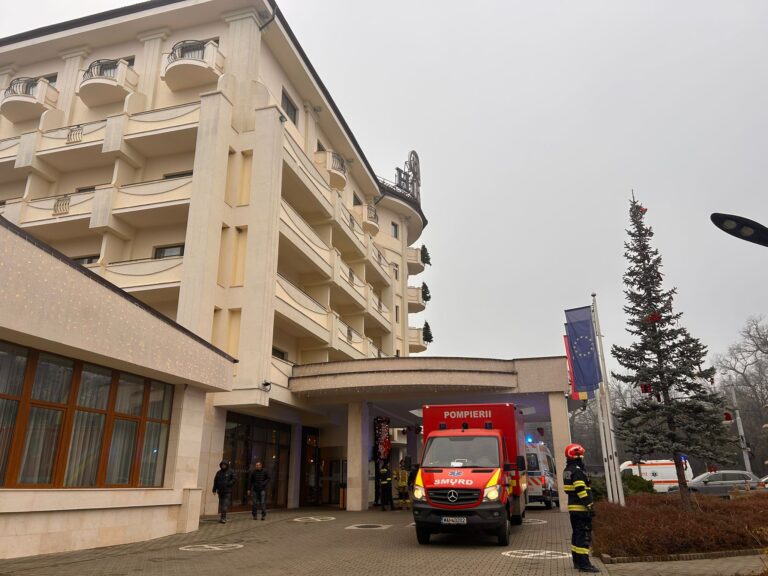 Tavan cazut in piscina la hotelul Hilton 8 oameni salvati