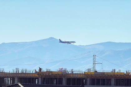 Trafic aerian atipic la Sibiu avion cu manevre speciale