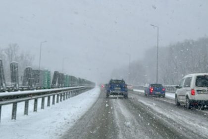 Trafic ingreunat din cauza viscolului pe A1 Sibiu