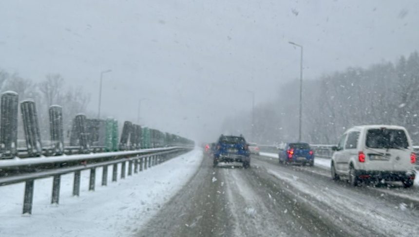 Trafic ingreunat din cauza viscolului pe A1 Sibiu