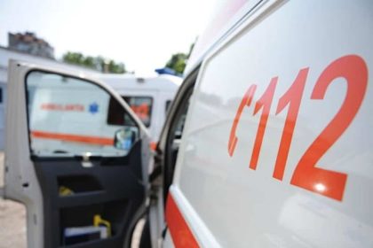 Varstnica accidentata de o masina in giratoriu