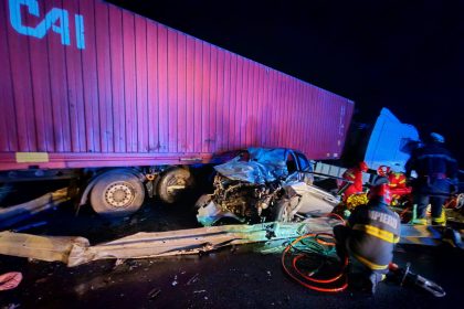 Accident fatal pe autostrada Deva Sibiu coliziune devastatoare intre o masina si un TIR foto video