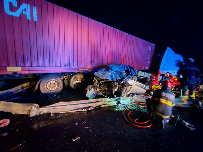 Accident fatal pe autostrada Deva Sibiu coliziune devastatoare intre o masina si un TIR foto video