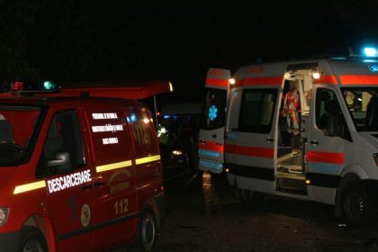 Accident grav pe DJ 106G intre Dobarca si Poiana Sibiului O persoana inchisa in dube