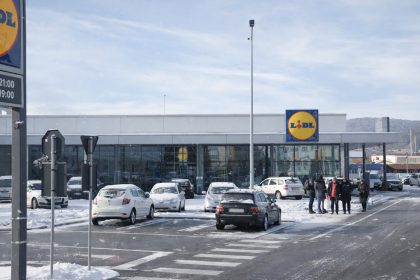 Ahtiai dupa cofeina Doi barbati prinsi furand cafea