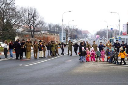 Au anticipat sarbatoarea Ziua Unirii celebrata in avans la Sibiu hora cu oficialitati si cativa localnici in giratoriul de la Dumbrava video foto