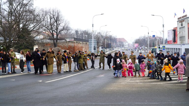 Au anticipat sarbatoarea Ziua Unirii celebrata in avans la Sibiu hora cu oficialitati si cativa localnici in giratoriul de la Dumbrava video foto
