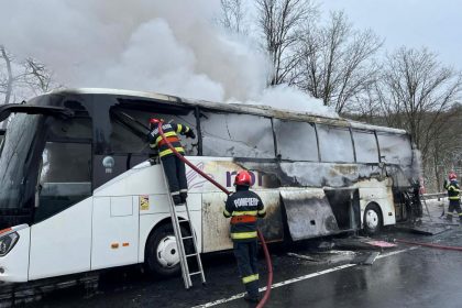 Autocar in flacari 47 de pasageri adapostiti