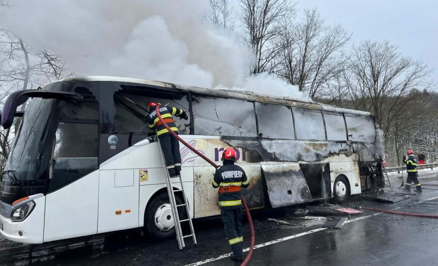 Autocar in flacari 47 de pasageri adapostiti