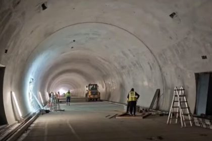 Autostrada Sibiu Pitestii se instaleaza sistemele specializate la tunelul Momaia video