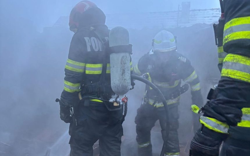 Casa mistuita de flacari in Armeni rulota arsa totalmente