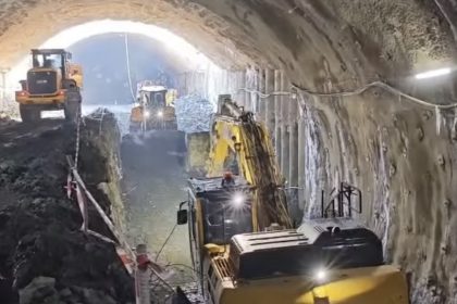 Cum se desfasoara lucrarile la ciotul lipsa de pe autostrada Sibiu Nadlac mobilizare impresionanta la tunelurile pentru ursi video