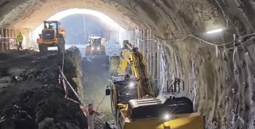 Cum se desfasoara lucrarile la ciotul lipsa de pe autostrada Sibiu Nadlac mobilizare impresionanta la tunelurile pentru ursi video