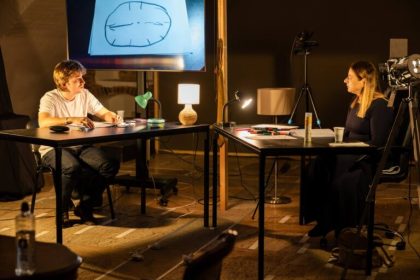 Dincolo de uitare premiera Teatrului Radu Stanca abordeaza fara ocolisuri temele bolii grijii si iubirii