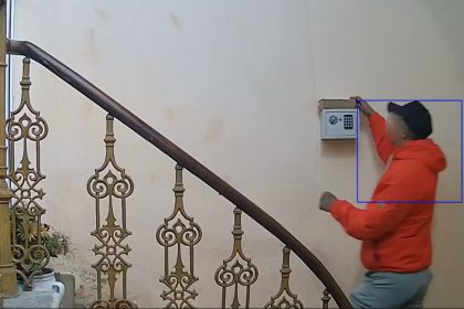 Doi indivizi suprinsi incercand sa fure in Sibiu