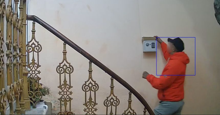 Doi indivizi suprinsi incercand sa fure in Sibiu