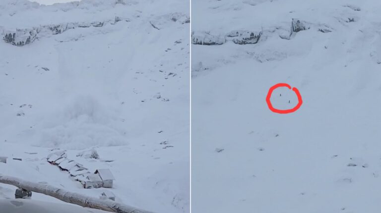 Doi turisti aproape spulberati de o avalana