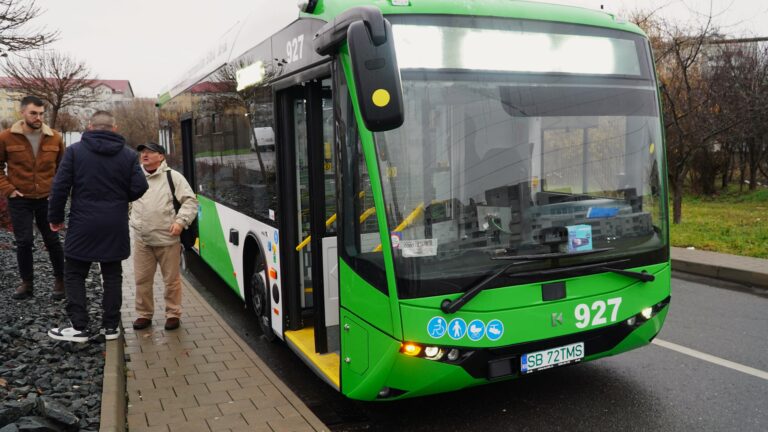 Elevii din Cisnadie solicita un traseu mai eficient al autobuzelor catre Sibiu Primaria si Tursib cauta solutii si alternative