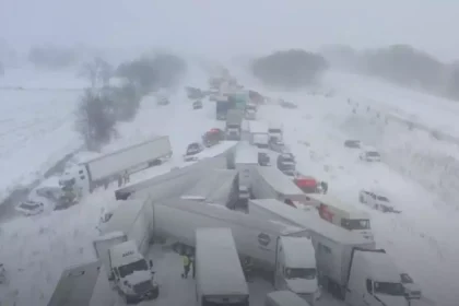 Haos pe o autostrada din SUA peste 100 de vehicule implicate intr un accident in lant video