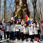 Hora Unirii dansata la stejarul lui Mihai Viteazul in Valea Hartibaciului foto