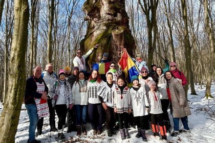Hora Unirii dansata la stejarul lui Mihai Viteazul in Valea Hartibaciului foto