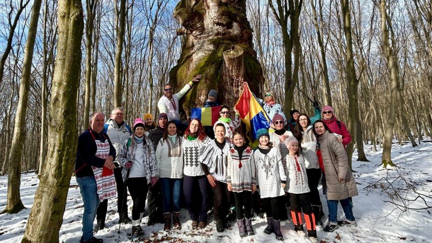 Hora Unirii dansata la stejarul lui Mihai Viteazul in Valea Hartibaciului foto