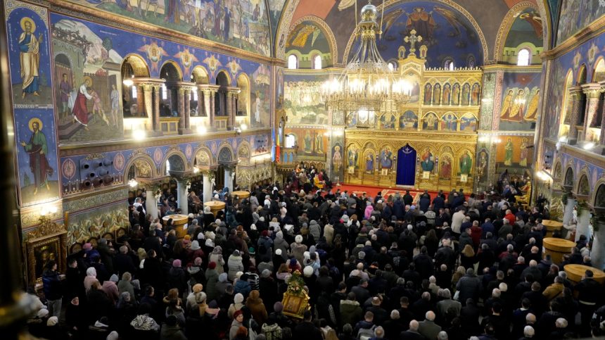 Imbulzeala la Boboteaza mii de sibieni la Catedrala