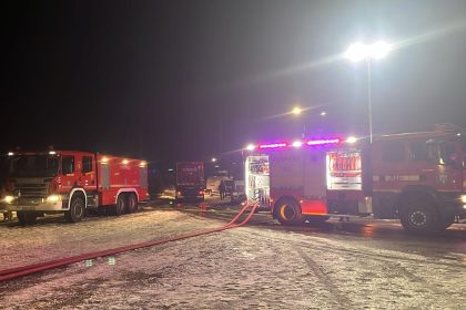 Incendiu puternic la Bradu din cauza unei afumatori