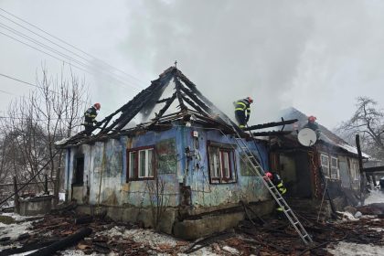 Incendiul le a mistuit locuinta in mijlocul iernii o familie cu 4 copii are nevoie de sprijin