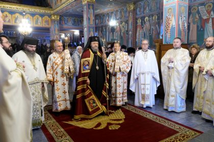 Liturghie arhiereasca si momente festive la Biserica din cartierul Hipodrom din Sibiu fotografii