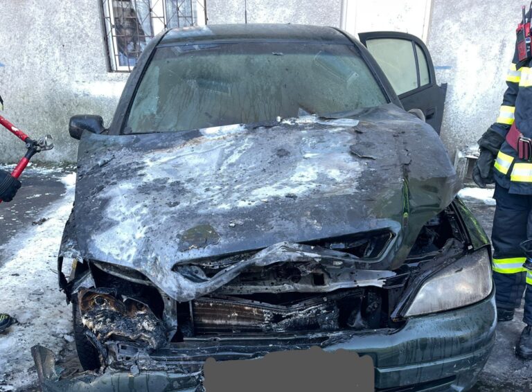 Masina arsa intr un incendiu pe o strada din Sibiu