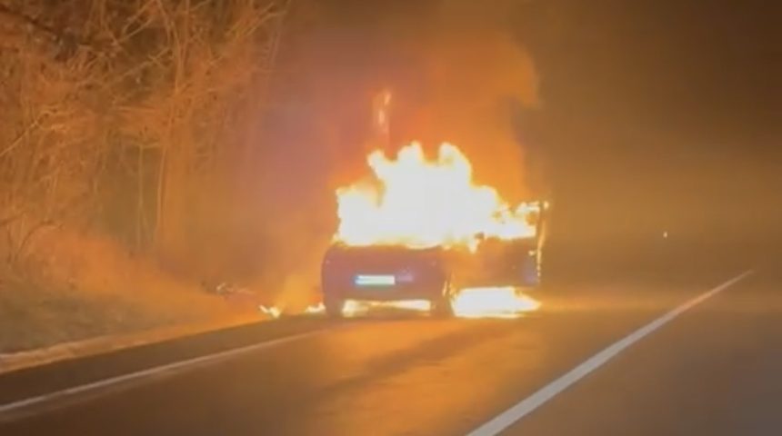 Masina arsa langa Seica Mare de Revelion video