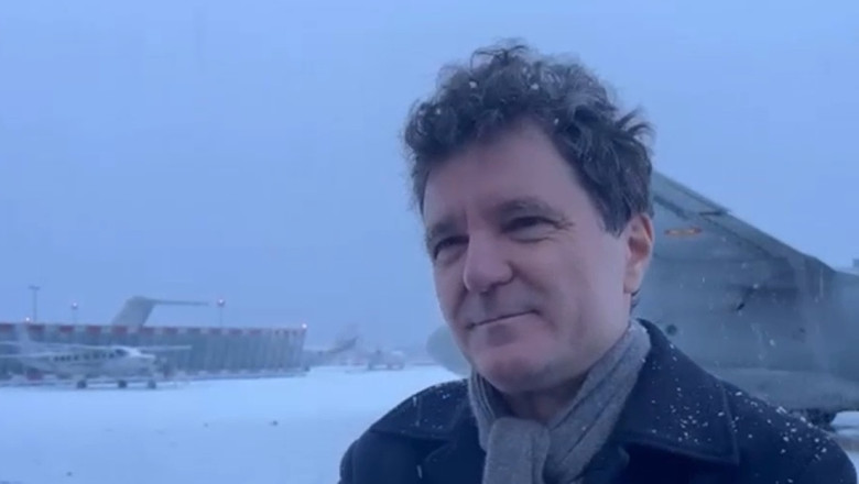 Nicusor Dan a stat blocat pe aeroportul din Paris