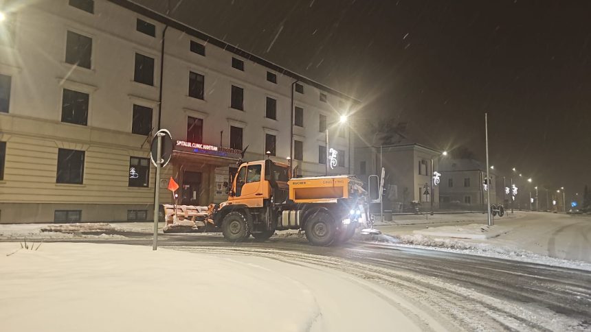 Noapte alba pentru deszapezire la Sibiu zeci de interventii