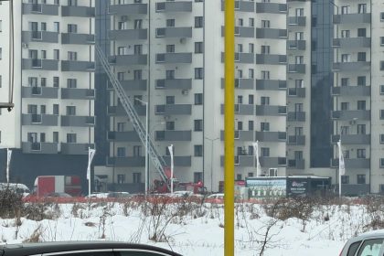 Panica in locuinta de pe Doamna Stanca femeie ajutata de pompieri video