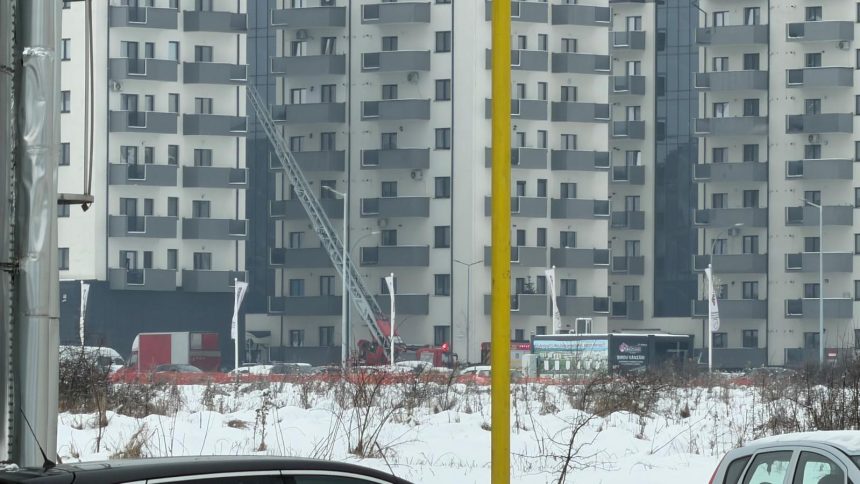 Panica in locuinta de pe Doamna Stanca femeie ajutata de pompieri video