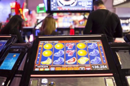 Primarii decid soarta salilor de pacanele in orase