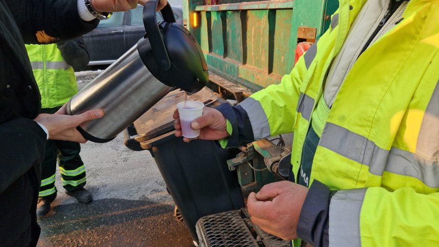 Si in ger si in ploaie Oamenii de la SOMA care mentin Sibiu curat