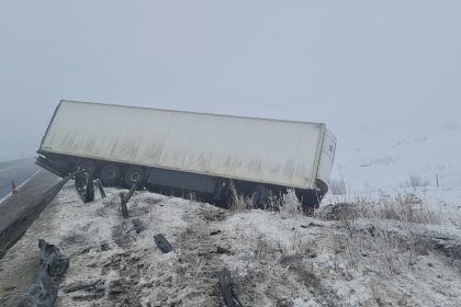 TIR cu carne derapat pe autostrada Sibiu Sebes