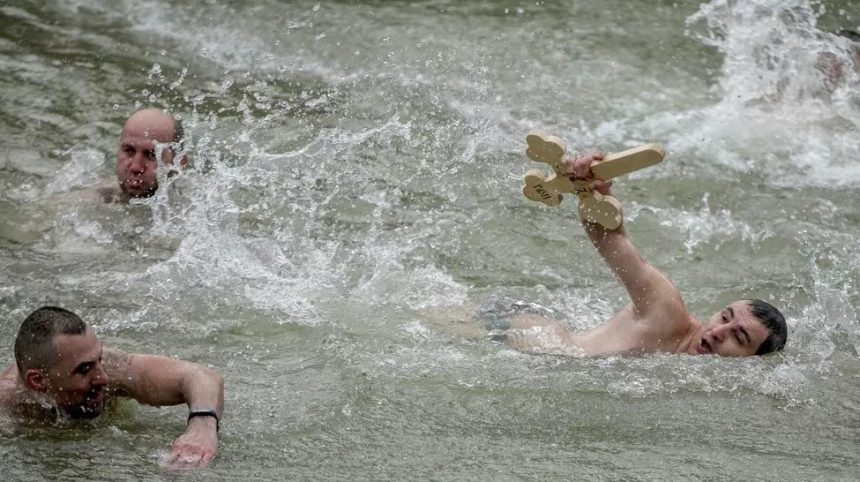 Traditii de Boboteaza barbati sarind in apa si fete cu busuioc