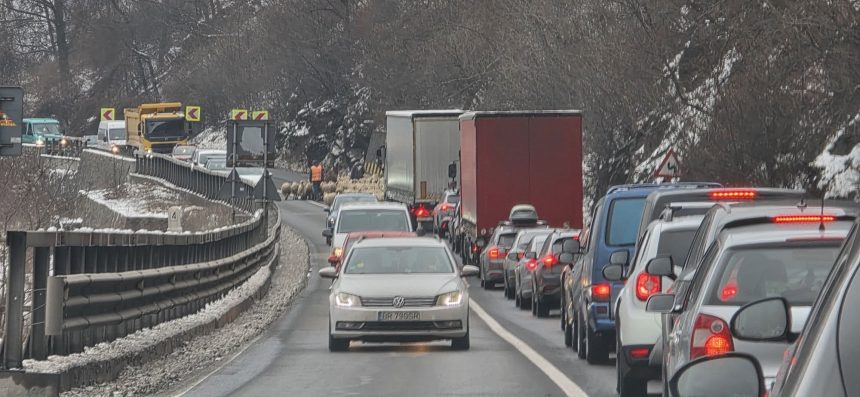 Trafic ingleunat pe Valea Oltului din cauza oilor
