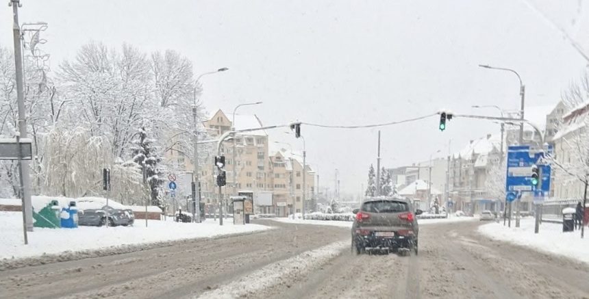 Traficul din Sibiu afectat de zapada intervin autospecialele