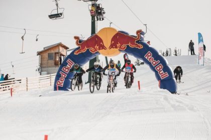 Weekend cu adrenalina la Paltinis Arena doua competitii de schi snowboard si mountain bike