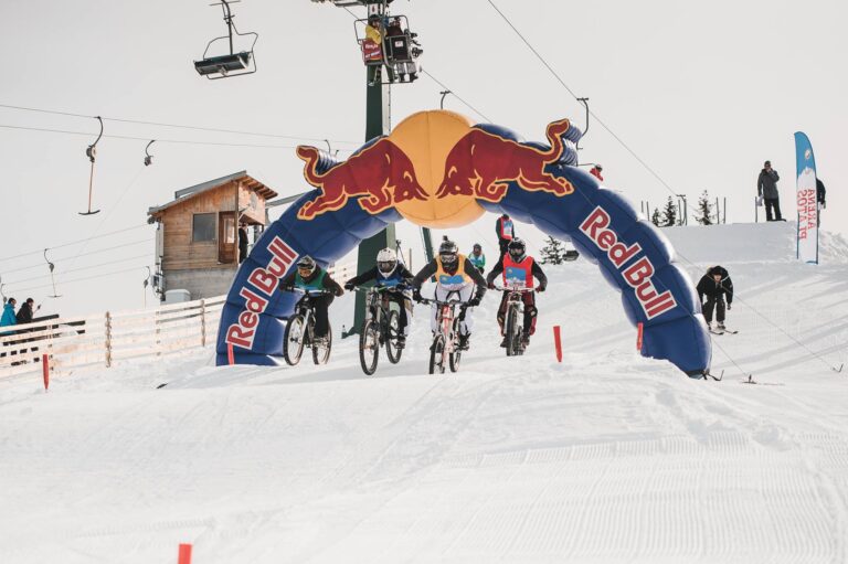 Weekend cu adrenalina la Paltinis Arena doua competitii de schi snowboard si mountain bike