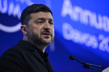 Zelenski acuza Europa ca a intrat in modul Groenlanda Rusia ataca zilnic iar voi discutati despre insule acoperite de gheata