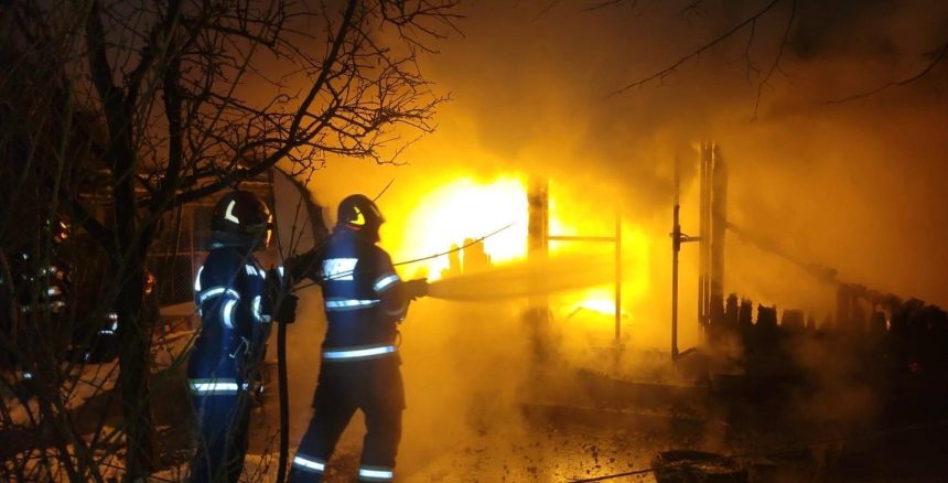 incendiu la orlat o casa este cuprinsa de flacari