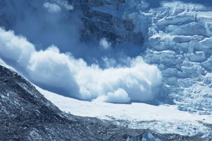 risc de avalanse in fagaras si bucegi zapada 50 cm