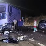 Accident grav intre Ramnicu Valcea si Sibiu coliziune frontala intre un TIR si o masina foto